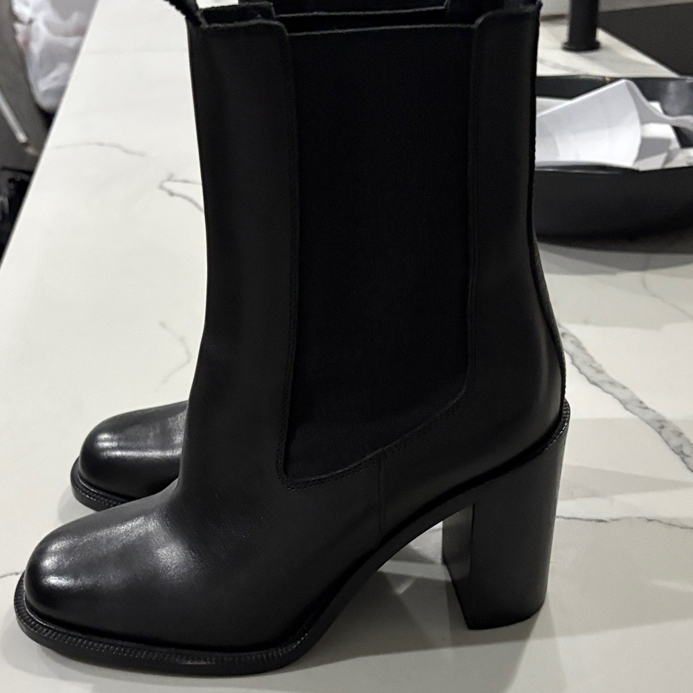 Arket Black Leather healed. Chelsea boots. Made in Italy. Like new. 39.
